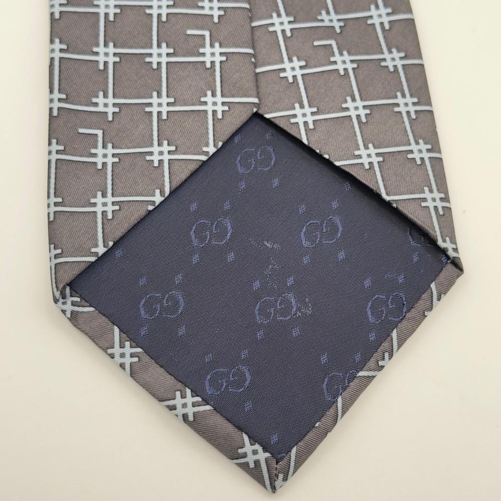 Gucci 100% Silk Dark Gray Tie with Blue Graphic Design - Picture 4 of 6